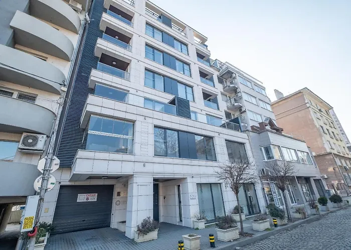 - Mall Of & Metro Station Apartment *