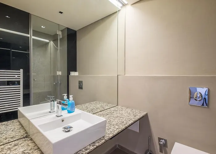 Apartment - Mall Of & Metro Station