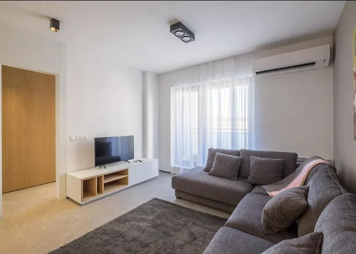 Apartment - Mall Of & Metro Station