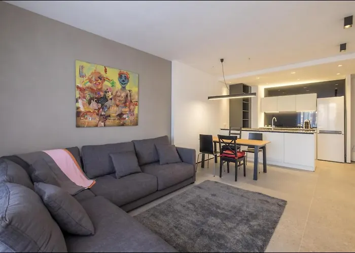 Apartment - Mall Of & Metro Station