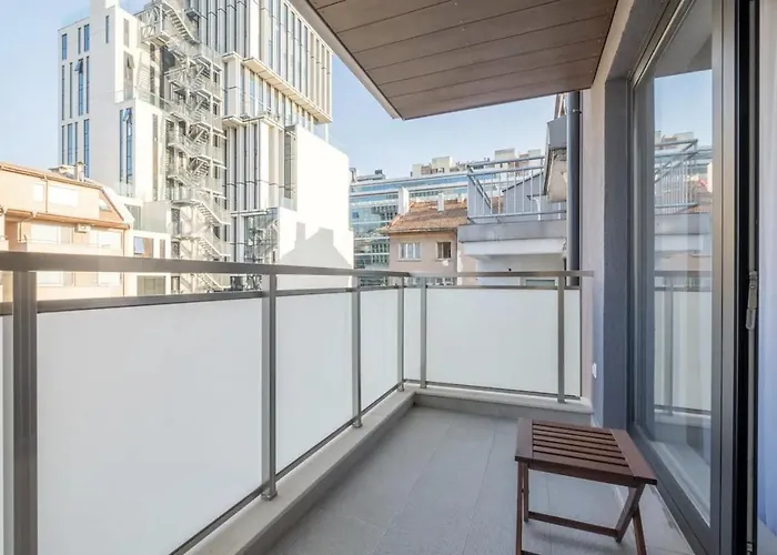 Apartment - Mall Of & Metro Station *