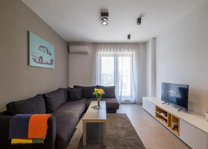 Apartment - Mall Of & Metro Station