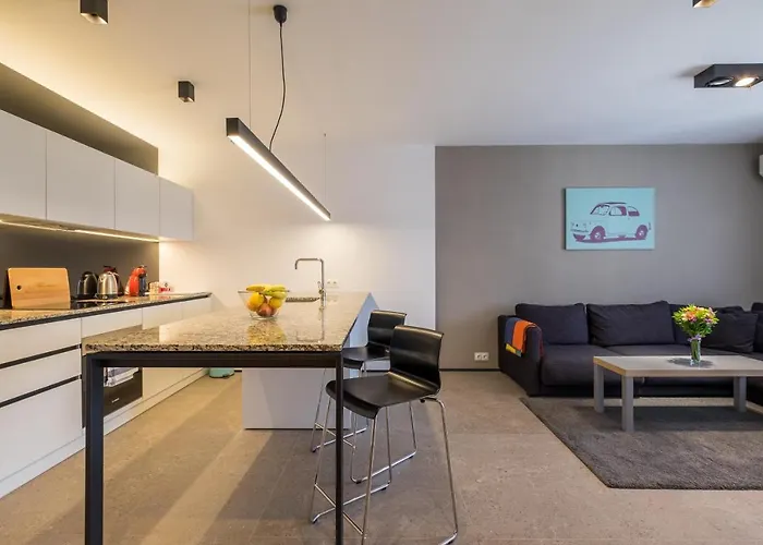 - Mall Of & Metro Station Apartment *