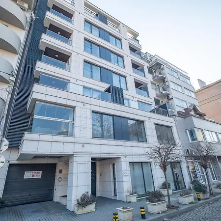 - Mall Of & Metro Station Apartment *