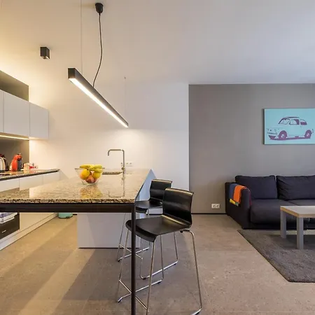 - Mall Of & Metro Station Apartment *